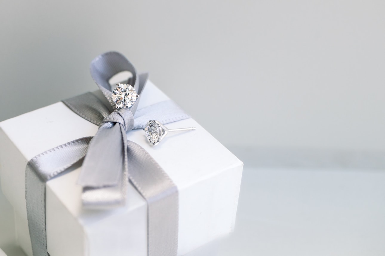 Solitaire Stud Earrings with 0.70 CT-1.50 CT Round Cut Moissanite