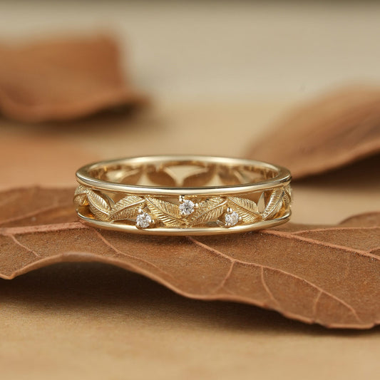 Round moissanite diamond men’s wedding band