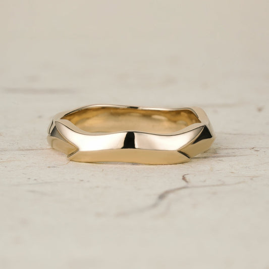 Plain men’s wedding band with classic polished finish