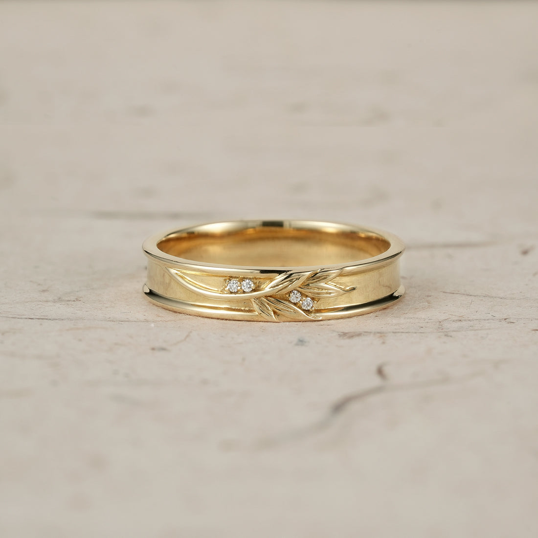 Round Moissanite diamond Men's Wedding Band