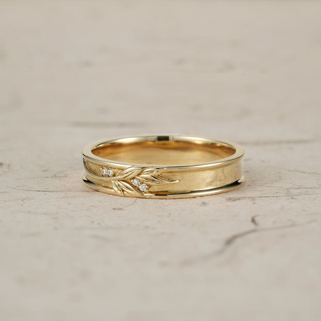 Round Moissanite diamond Men's Wedding Band