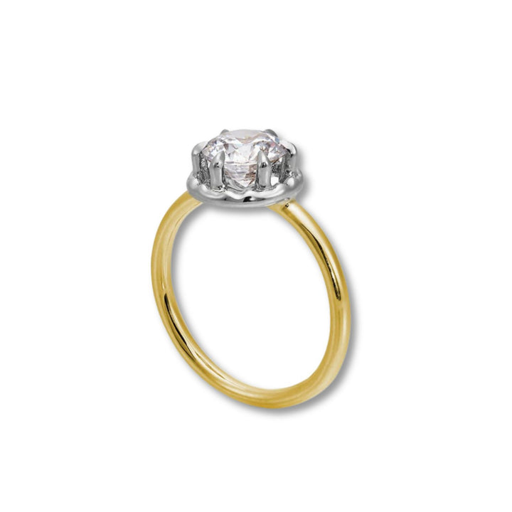 Solitaire engagement ring with round cut moissanite stone