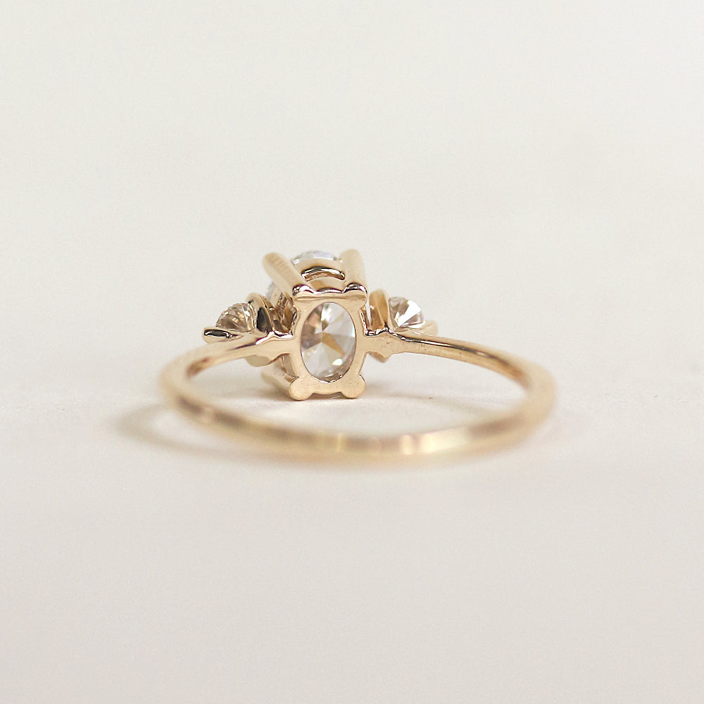 1.25–3.25 CT oval cut CVD lab grown diamond three stone engagement ring, F color, VS1 clarity, set in classic white gold