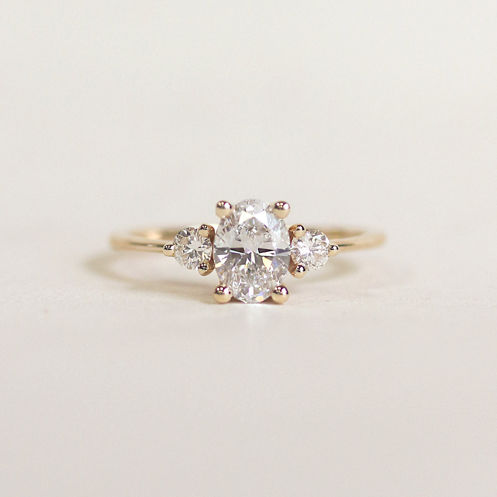 1.25–3.25 CT oval cut CVD lab grown diamond three stone engagement ring, F color, VS1 clarity, set in classic white gold