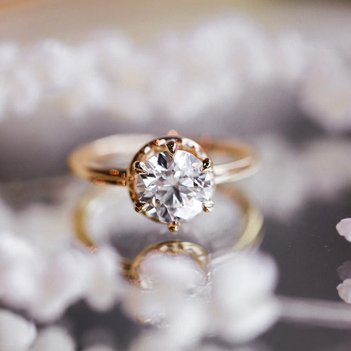 Solitaire engagement ring with round cut moissanite stone