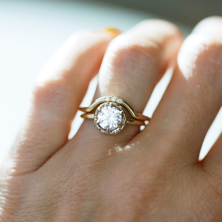 Solitaire engagement ring with round cut moissanite stone