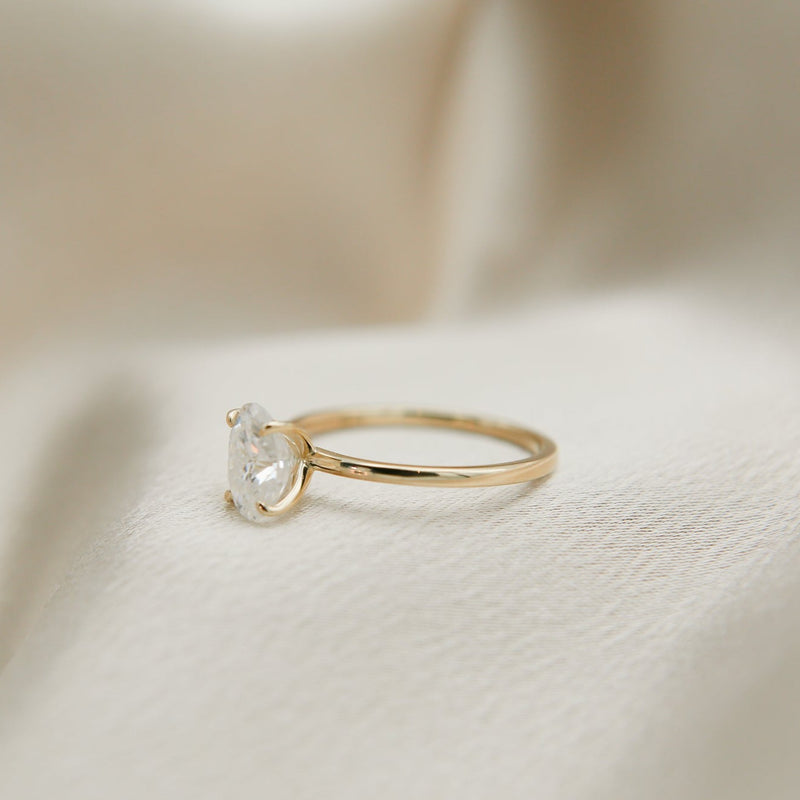 Solitaire engagement ring with oval cut moissanite stone