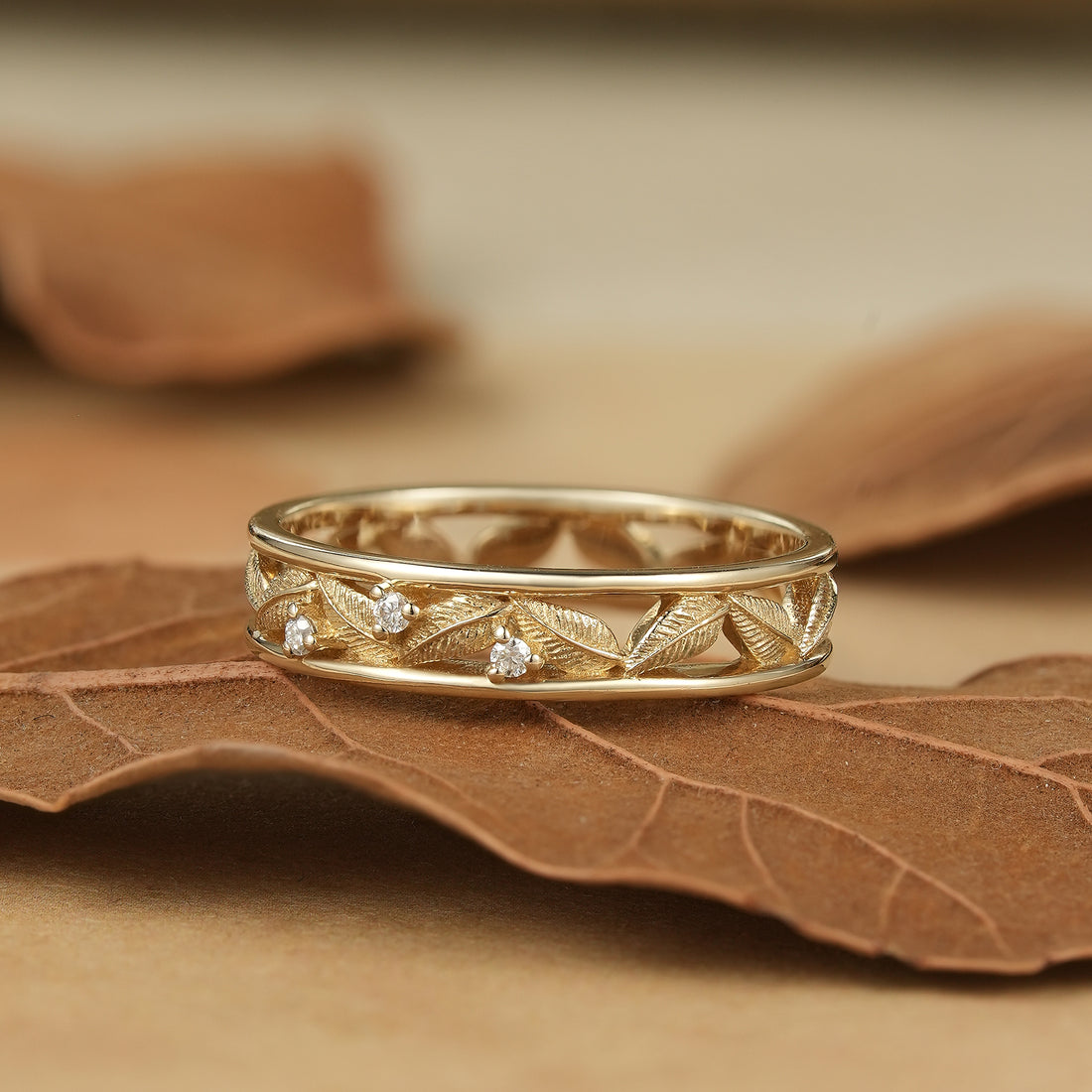 Round Moissanite diamond Men's Wedding Band