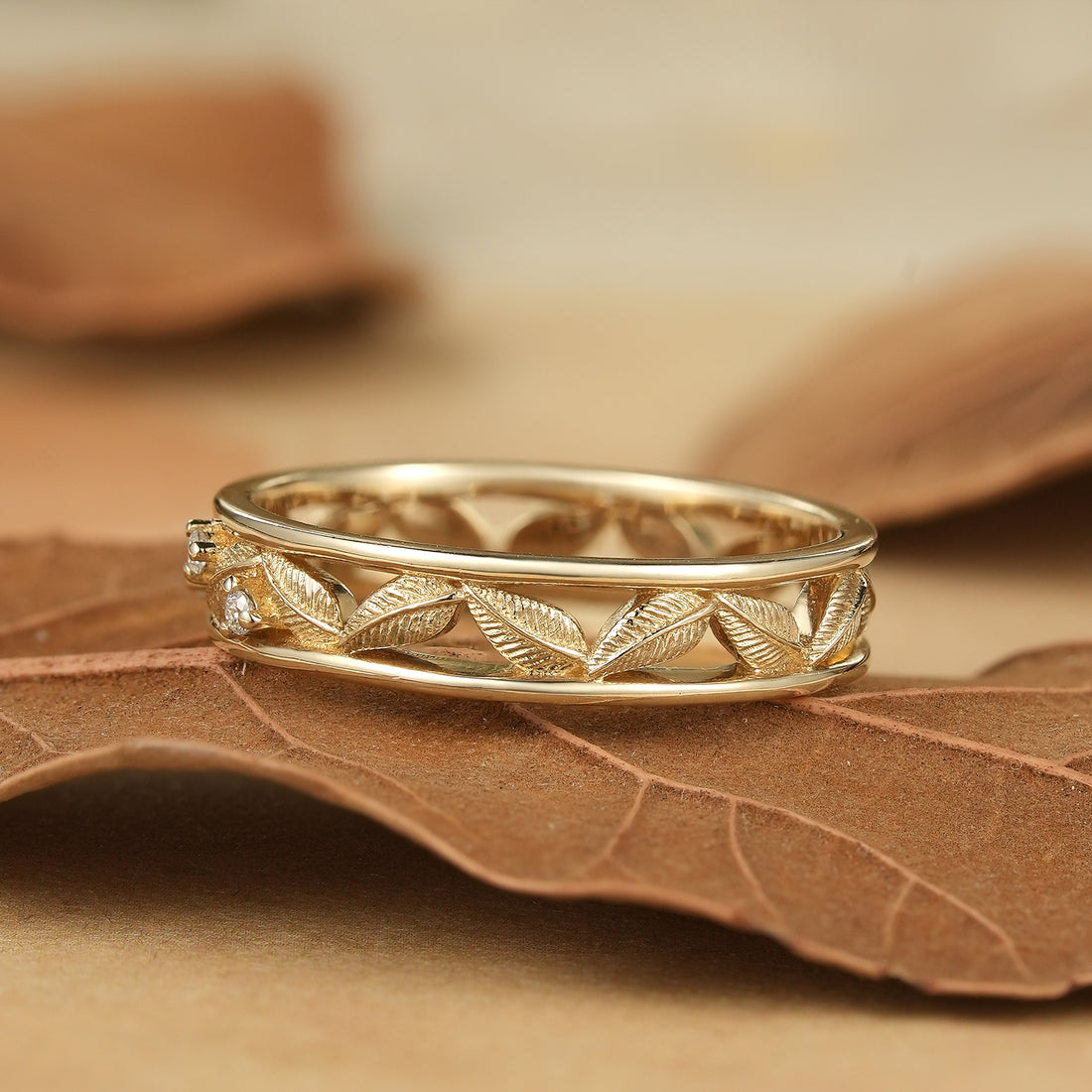 Round Moissanite diamond Men's Wedding Band