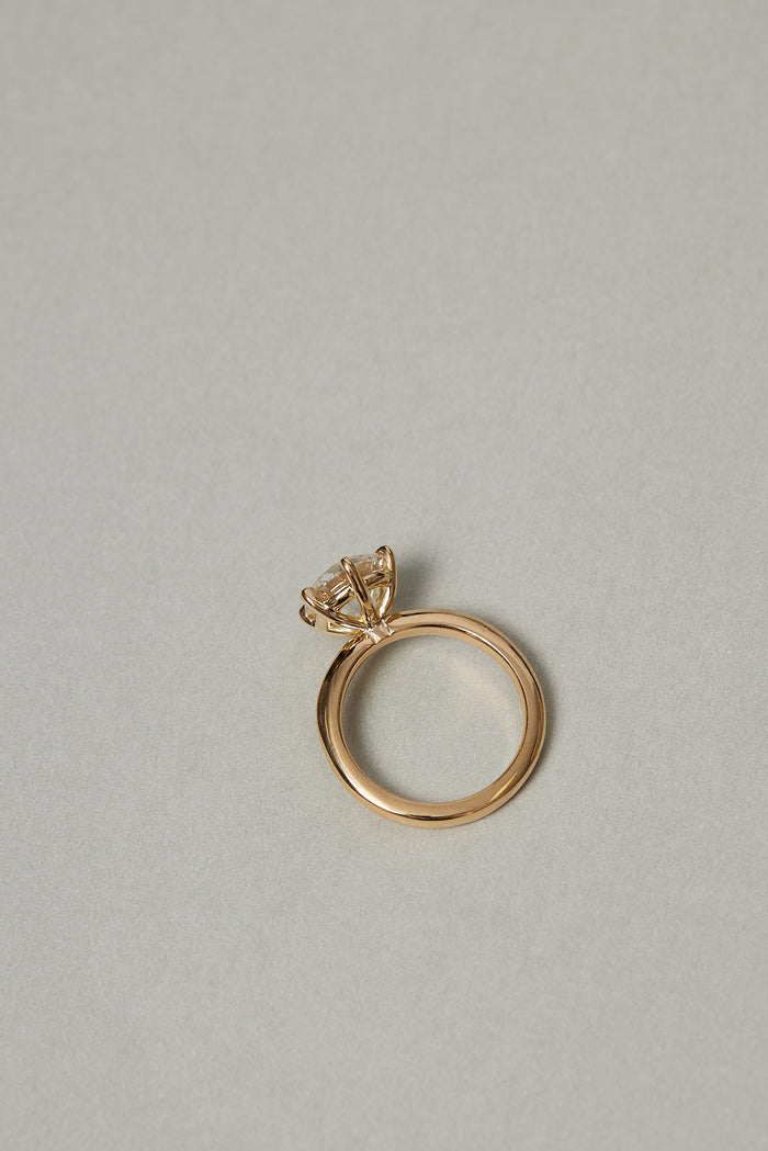 Solitaire Ring with 0.90 CT Round Cut Moissanite