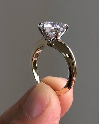 Solitaire Ring with 2.0 CT Round Cut Moissanite
