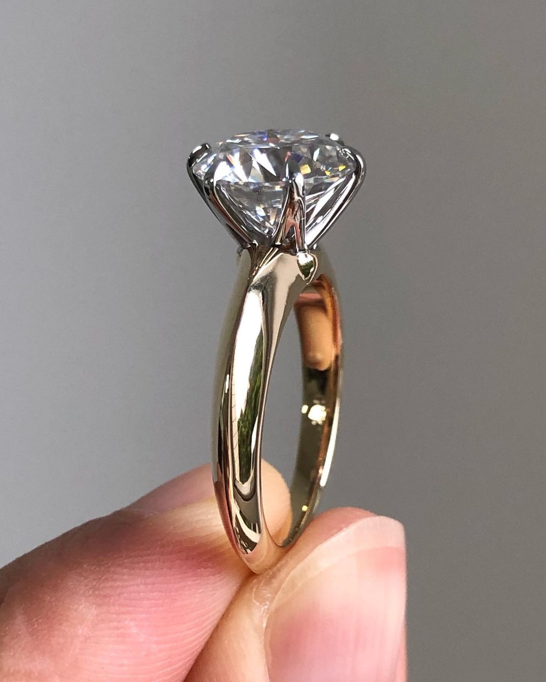 Solitaire Ring with 2.0 CT Round Cut Moissanite