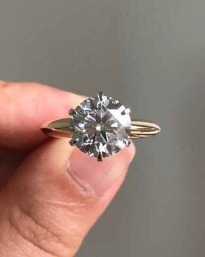 Solitaire Ring with 2.0 CT Round Cut Moissanite