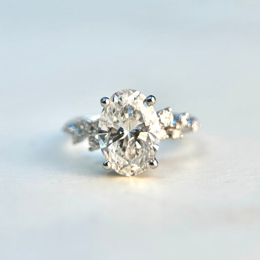 1.50–3.50 CT oval cut CVD lab grown diamond cluster engagement ring, E color, VS1 clarity, with sparkling halo design in white gold