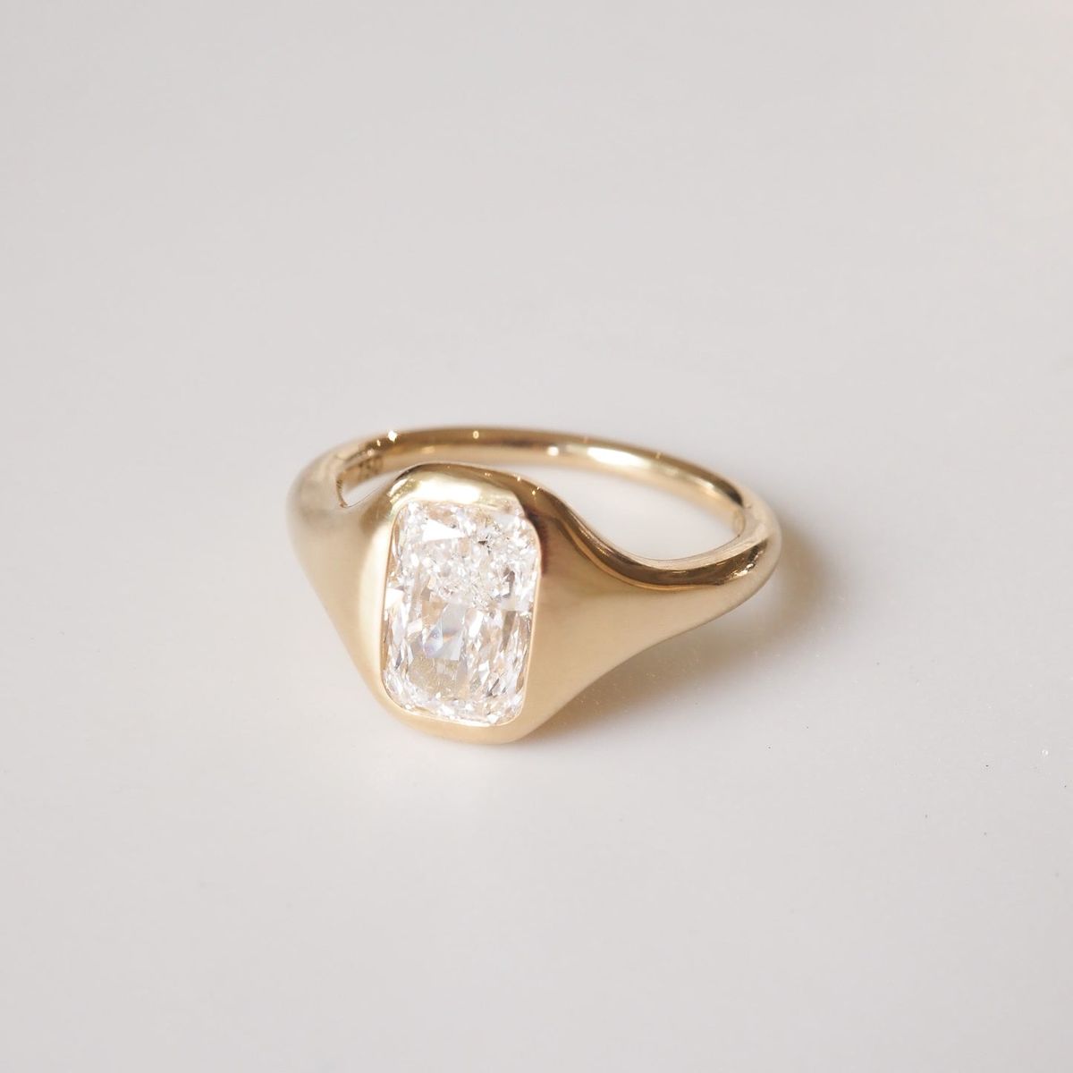 Cushion_Signet_2.03ct-1