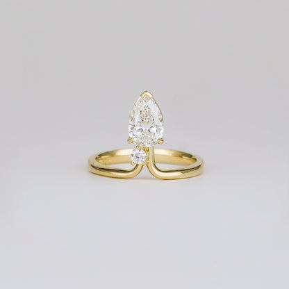 1.06 - 3.0 CT Pear Lab Grown Diamond Unique Engagement ring