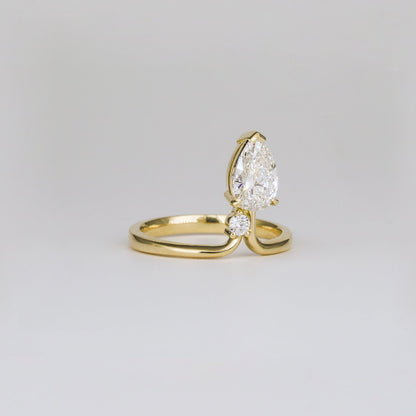 1.06 - 3.0 CT Pear Lab Grown Diamond Unique Engagement ring