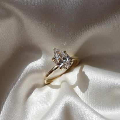 Elegant solitaire ring with pear-shaped moissanite center stone