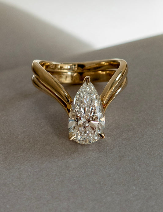 1.0 - 2.5 CT Pear Shaped Lab Grown Diamond Solitaire Style Bridal Set