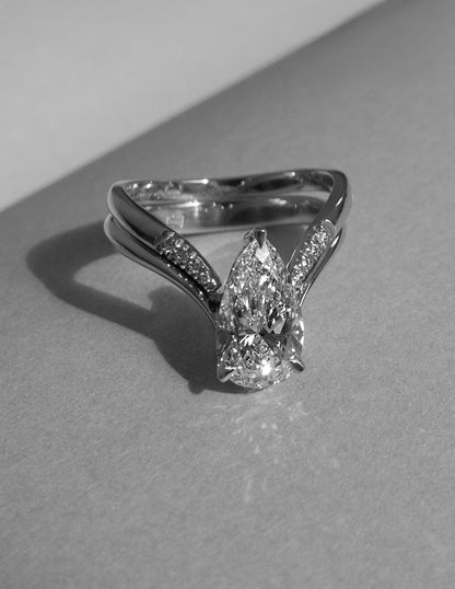 1.0 - 2.5 CT Pear Shaped Lab Grown Diamond Solitaire Style Bridal Set