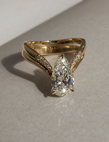 1.0 - 2.5 CT Pear Shaped Lab Grown Diamond Solitaire Style Bridal Set
