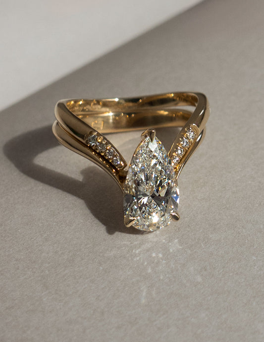 1.0 - 2.5 CT Pear Shaped Lab Grown Diamond Solitaire Style Bridal Set
