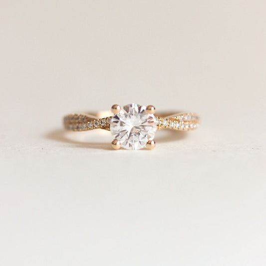 1.0–3.0 CT round cut CVD lab grown diamond engagement ring, F color, VS1 clarity, with twisted shank in white gold