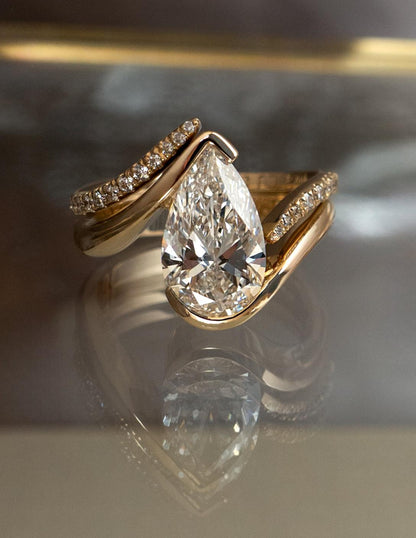 1.0 - 2.5 CT Pear Shaped Lab Grown Diamond Solitaire Bridal Set